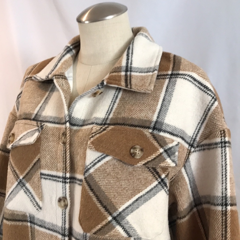 Tan white & black plaid button up fleece work barn shacket Sz L or M oversized - Picture 4 of 11